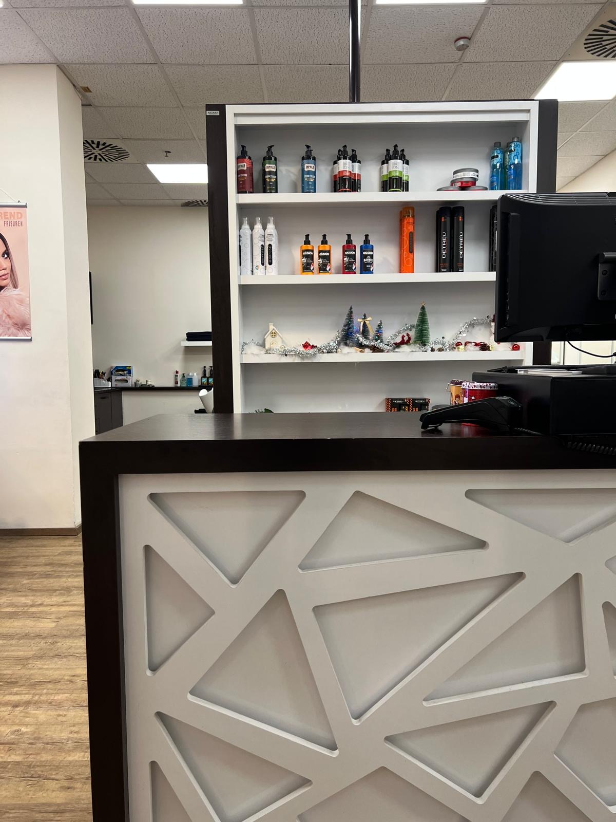 Salon Innenansicht – Frisierstühle