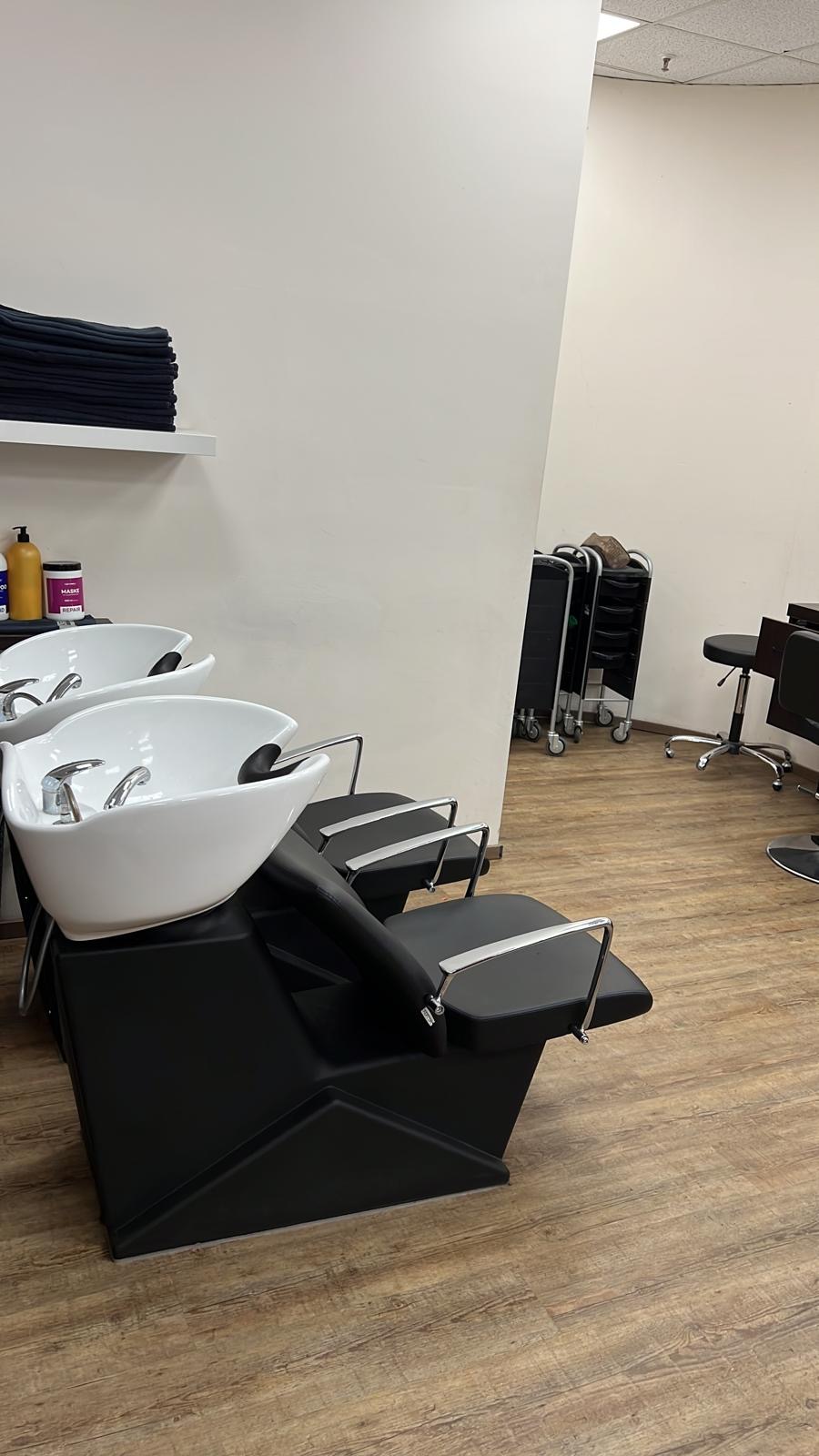 Salon Innenansicht – Spiegel und Arbeitsplatz